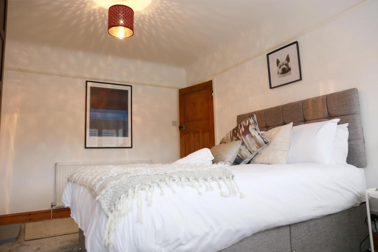 Lions Den - Zoo Accommodation Честър Екстериор снимка