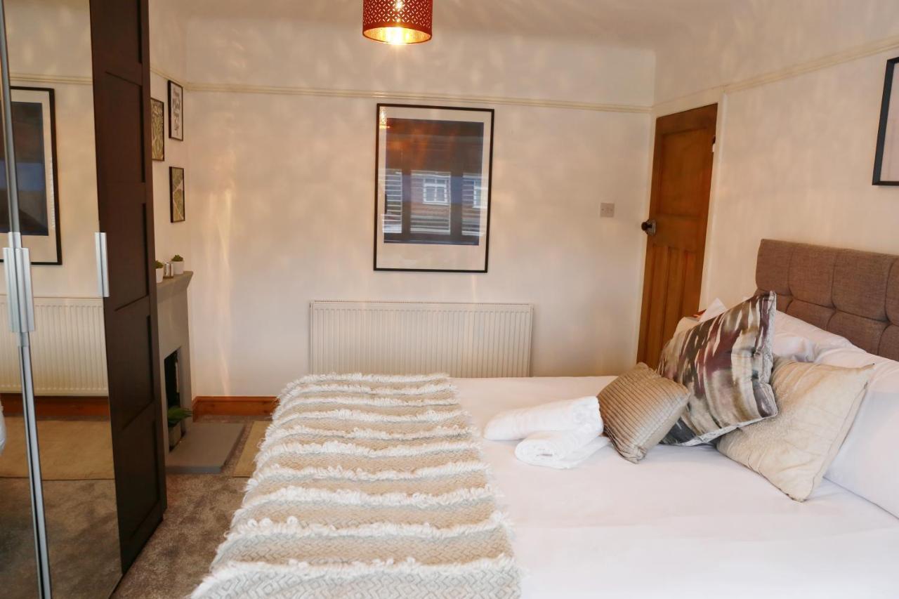 Lions Den - Zoo Accommodation Честър Екстериор снимка