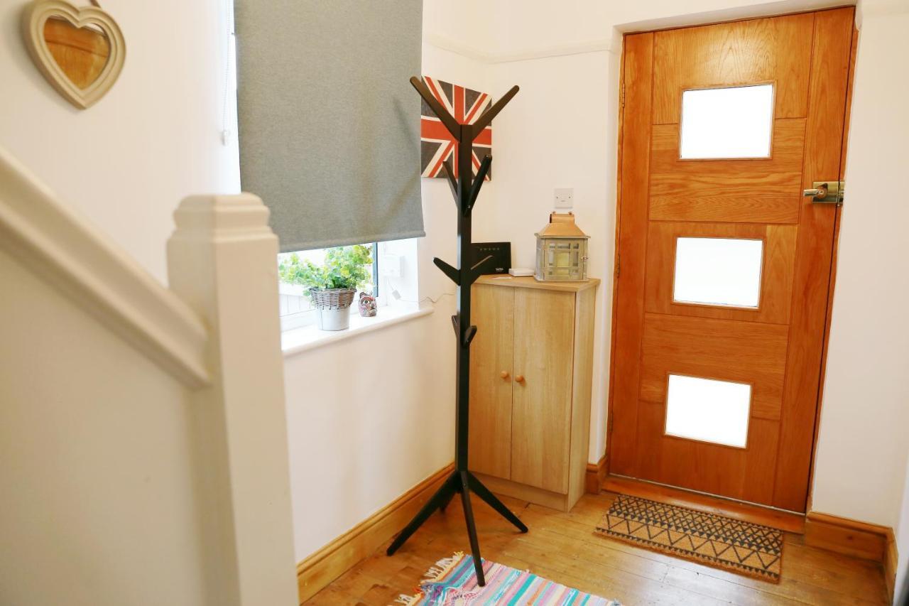 Lions Den - Zoo Accommodation Честър Екстериор снимка