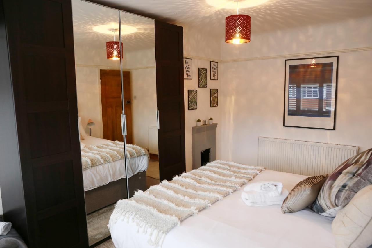 Lions Den - Zoo Accommodation Честър Екстериор снимка