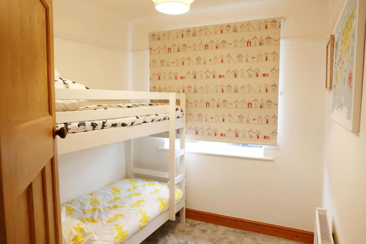 Lions Den - Zoo Accommodation Честър Екстериор снимка
